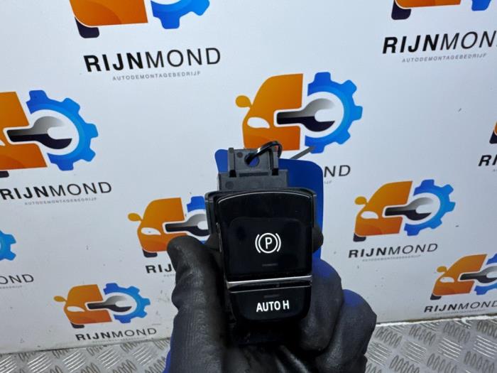 Gebrauchte Handbremse Schalter BMW 5 serie (G30) 520e 2.0 Turbo 16V Preis € 24,99 Margenregelung angeboten von Autodemontage Rijnmond BV
