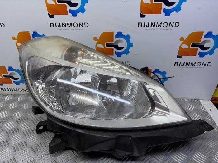Używane Reflektor prawy Renault Clio III (BR/CR) 1.6 16V Cena € 50,00 Procedura marży oferowane przez Autodemontage Rijnmond BV