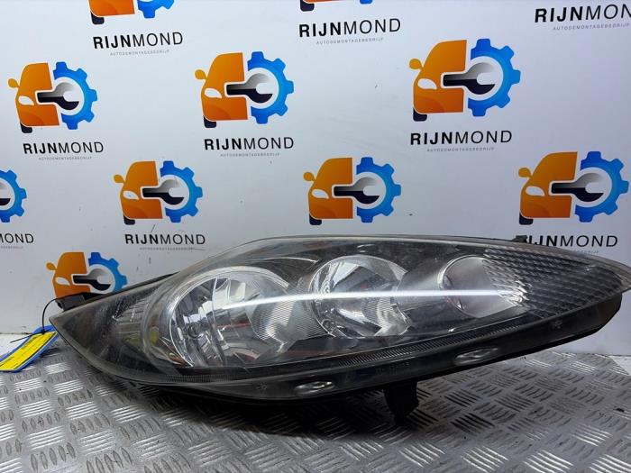 Używane Reflektor prawy Ford Fiesta 6 (JA8) 1.25 16V Cena € 100,00 Procedura marży oferowane przez Autodemontage Rijnmond BV