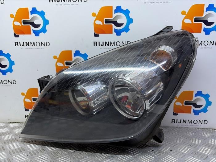 Używane Reflektor lewy Opel Astra H (L48) 1.6 16V Twinport Cena € 50,00 Procedura marży oferowane przez Autodemontage Rijnmond BV