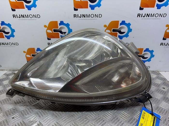 Używane Reflektor prawy Mercedes A (W168) 1.6 A-160 Cena € 19,99 Procedura marży oferowane przez Autodemontage Rijnmond BV