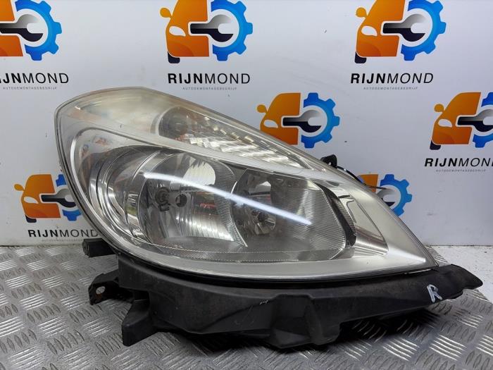 Używane Reflektor prawy Renault Clio Cena € 29,99 Procedura marży oferowane przez Autodemontage Rijnmond BV