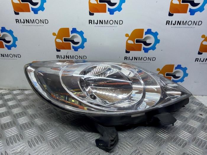Używane Reflektor prawy Peugeot 107 1.0 12V Cena € 49,99 Procedura marży oferowane przez Autodemontage Rijnmond BV