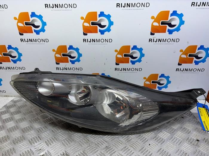 Używane Reflektor lewy Ford Fiesta 6 (JA8) 1.25 16V Cena € 99,99 Procedura marży oferowane przez Autodemontage Rijnmond BV