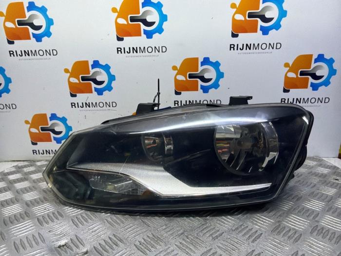 Używane Reflektor lewy Volkswagen Polo V (6R) 1.4 TDI DPF BlueMotion technology Cena € 79,99 Procedura marży oferowane przez Autodemontage Rijnmond BV