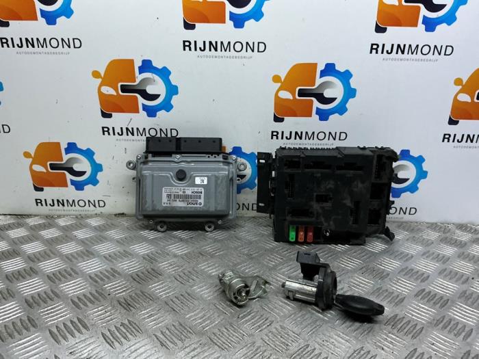 Used Ignition lock + computer Smart Fortwo Coupé (451.3) 0.8 CDI Price on request offered by Autodemontage Rijnmond BV