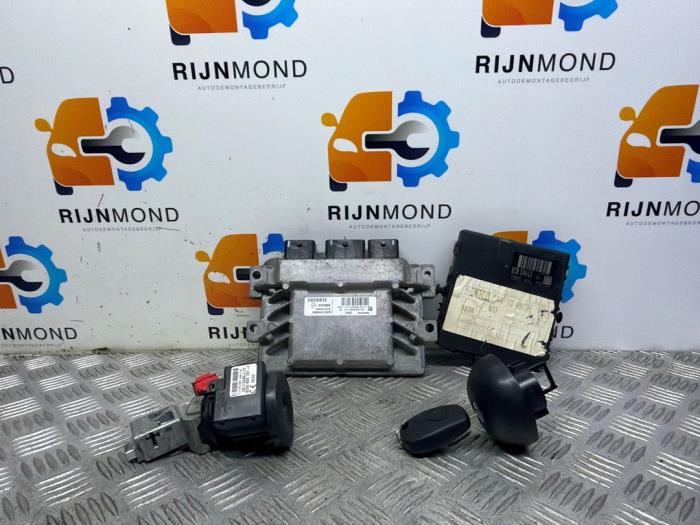 Used Ignition lock + computer Renault Twingo II (CN) 1.2 16V Price on request offered by Autodemontage Rijnmond BV