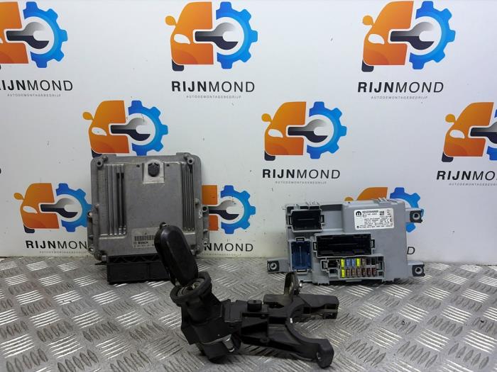 Used Ignition lock + computer Fiat Doblo Cargo (263) 1.6 D Multijet Price on request offered by Autodemontage Rijnmond BV