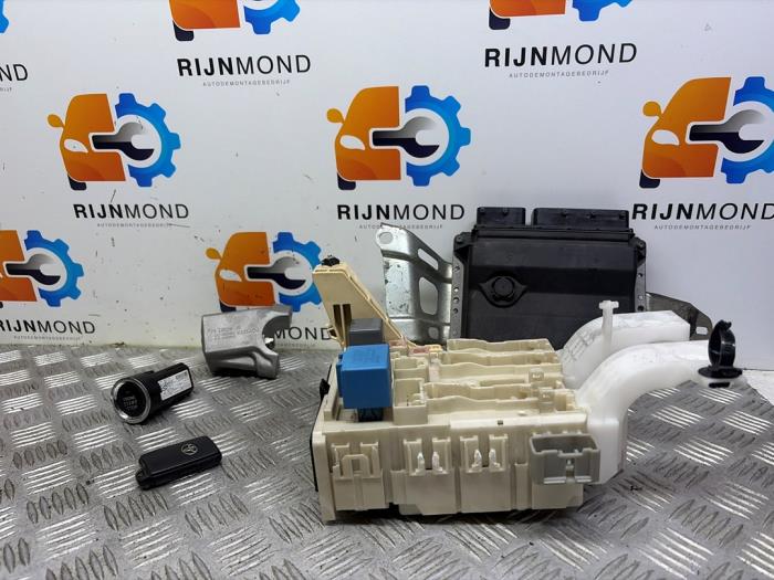Used Ignition lock + computer Toyota Yaris II (P9) 1.3 16V VVT-i Price on request offered by Autodemontage Rijnmond BV