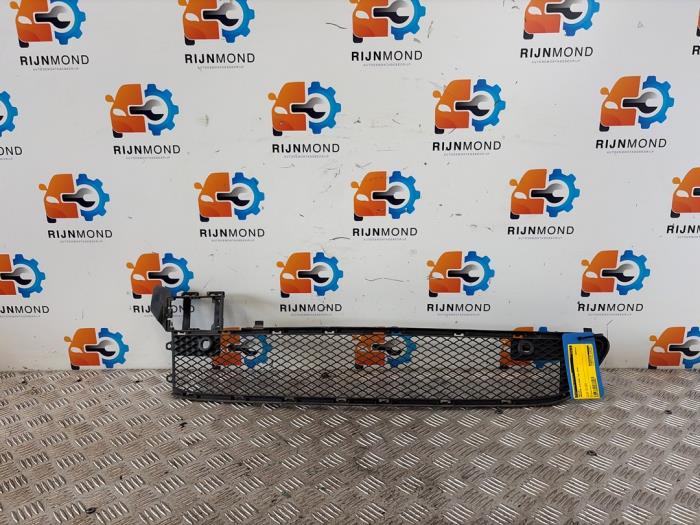 Begagnade Grill Mercedes B (W246/W242) 1.6 B-200 BlueEFFICIENCY Turbo 16V Pris € 36,29 Inklusive moms erbjuds av Autodemontage Rijnmond BV