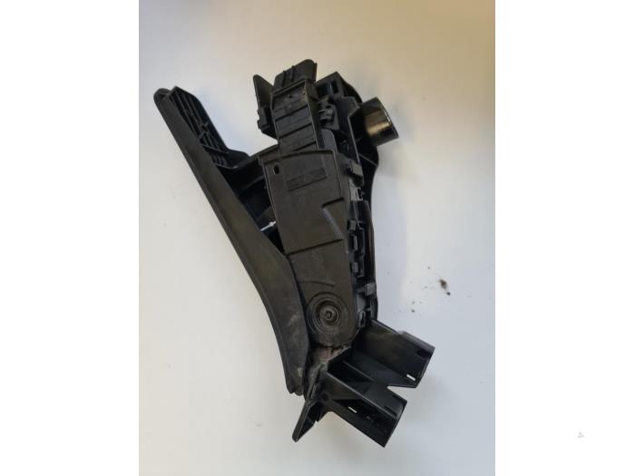Accelerator pedal from a Volkswagen Touran (1T3) 1.6 TDI 16V 2013