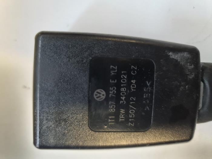 Front seatbelt buckle, left from a Volkswagen Touran (1T3) 1.6 TDI 16V 2013