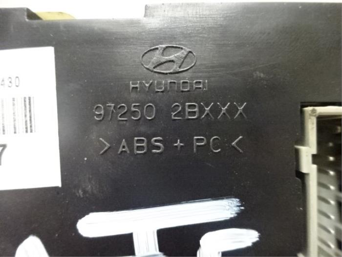 Heater control panel from a Hyundai Santa Fe I 2.0 16V 4x2 2005