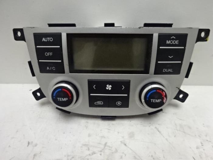 Heater control panel from a Hyundai Santa Fe I 2.0 16V 4x2 2005