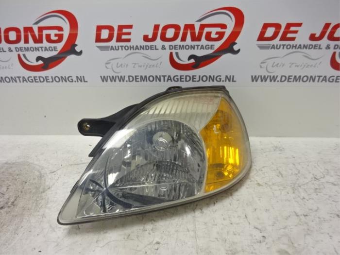 Używane Reflektor lewy Kia Rio (DC22/24) 1.5 16V Cena € 29,99 Procedura marży oferowane przez Autodemontagebedrijf de Jong