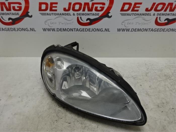 Używane Reflektor prawy Chrysler PT Cruiser 1.6 16V Cena € 49,99 Procedura marży oferowane przez Autodemontagebedrijf de Jong