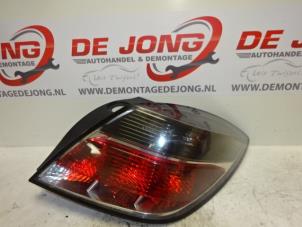 Używane Tylne swiatlo pozycyjne prawe Opel Astra H GTC (L08) 1.8 16V Cena € 14,99 Procedura marży oferowane przez Autodemontagebedrijf de Jong