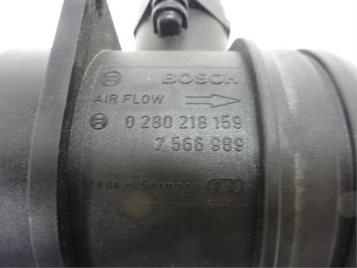 Air mass meter from a BMW 1 serie (E81) 116i 1.6 16V 2009