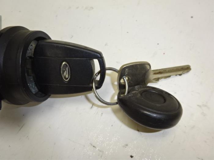 Ignition lock + key from a SsangYong Rexton 2.9 TD RJ 290 2004