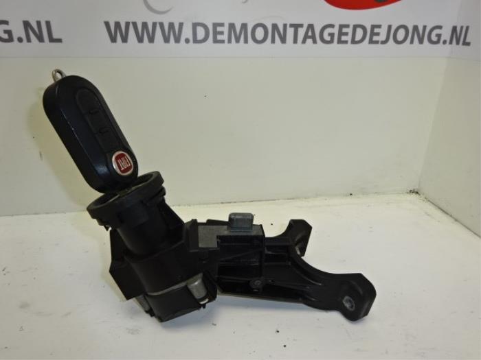Używane Stacyjka + Kluczyk Fiat Punto Evo (199) 1.3 JTD Multijet 85 16V Cena € 22,99 Procedura marży oferowane przez Autodemontagebedrijf de Jong