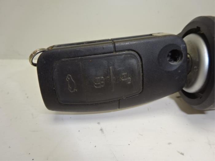Cerradura de contacto y llave de un Ford Focus 2 Wagon 1.6 TDCi 16V 90 2005