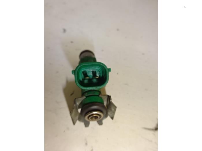 Injector (petrol injection) from a Peugeot 207/207+ (WA/WC/WM) 1.4 2009