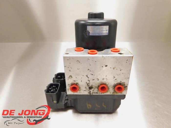 Begagnade ABS-pump Toyota RAV4 (A1) 2.0i,SR 16V 4x4 Pris € 52,45 Marginaltabell erbjuds av Autodemontagebedrijf de Jong