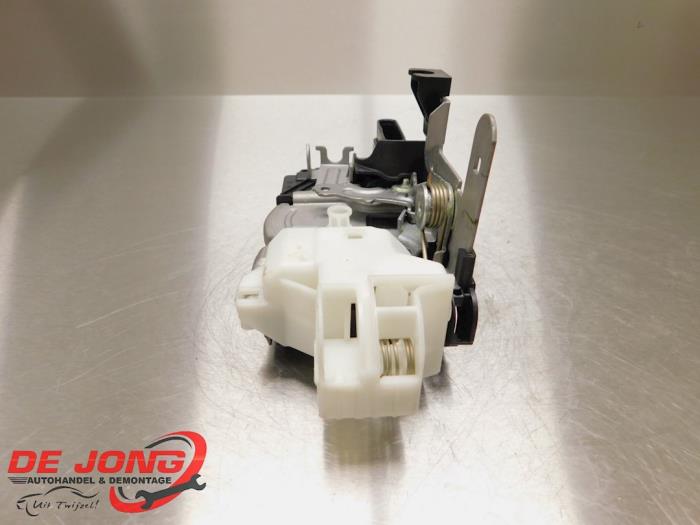 Front door lock mechanism 4-door, right Volvo V40 1.6 D2 - 932635102RH