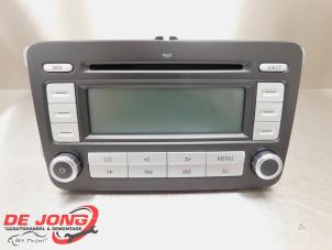 Używane Radioodtwarzacz CD Volkswagen Caddy III (2KA,2KH,2CA,2CH) 1.9 TDI Cena € 19,99 Procedura marży oferowane przez Autodemontagebedrijf de Jong