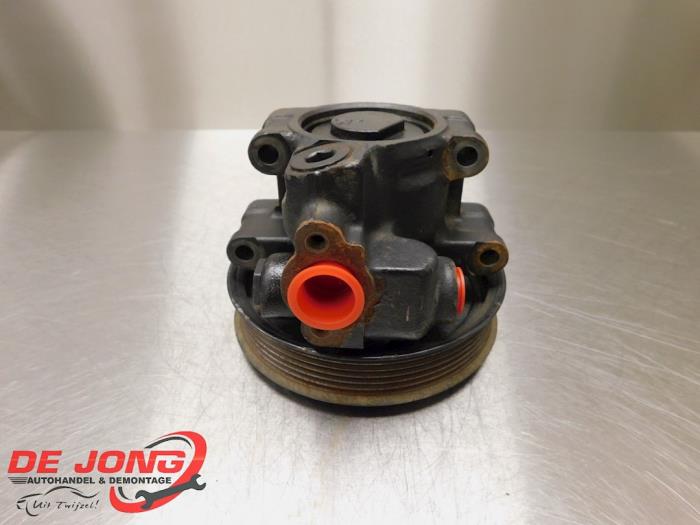 Power steering pump from a Ford Mondeo III Wagon 1.8 16V 2002