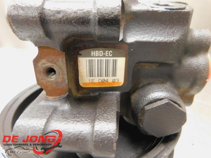 Power steering pump from a Ford Mondeo III Wagon 1.8 16V 2002