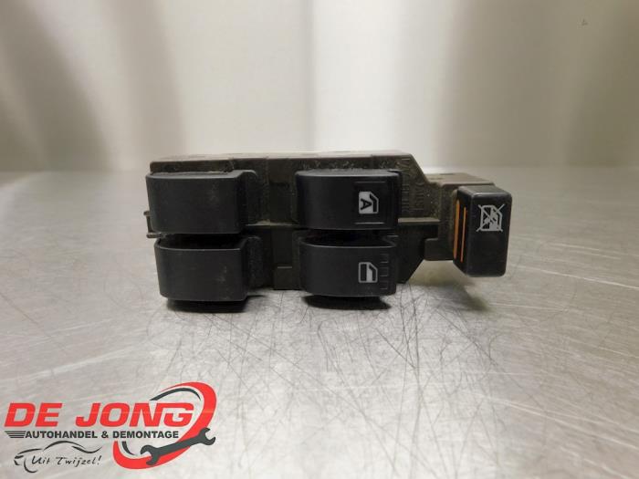 Usados Interruptor combinado de ventanillas Daihatsu Cuore (L251/271/276) 1.0 12V DVVT Precio € 24,99 Norma de margen ofrecido por Autodemontagebedrijf de Jong