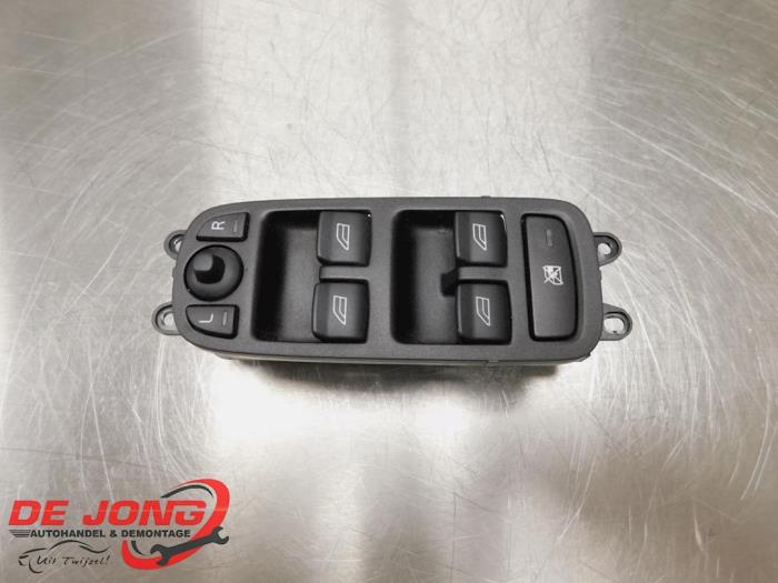 Używane Przelacznik combi okienny Volvo V50 (MW) 2.0 D 16V Cena € 8,99 Procedura marży oferowane przez Autodemontagebedrijf de Jong
