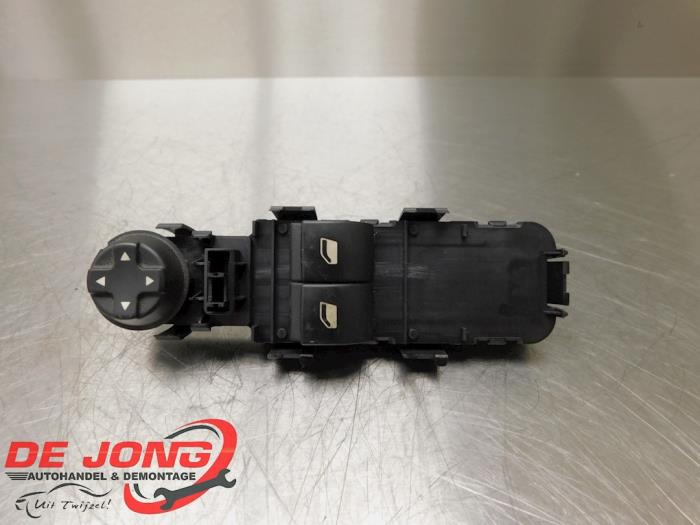 Usados Interruptor combinado de ventanillas Peugeot 308 SW (4E/H) 1.6 HDi 16V FAP Precio € 34,99 Norma de margen ofrecido por Autodemontagebedrijf de Jong