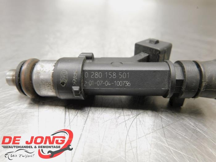 Injector (petrol injection) from a Opel Astra H (L48) 1.6 16V Twinport 2006