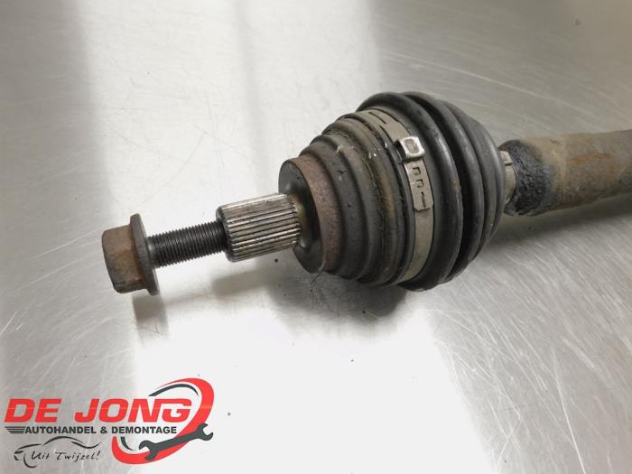 Front drive shaft, right from a Audi A3 (8P1) 2.0 16V FSI 2004