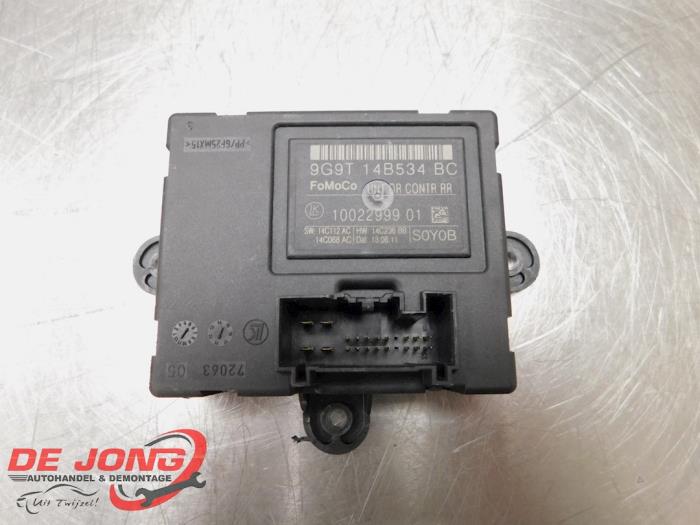 Central door locking module from a Volvo XC60 I (DZ) 2.4 D5 20V AWD 2012