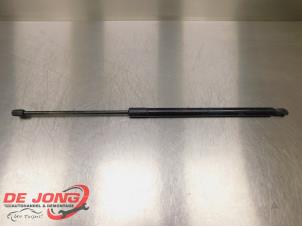 Used Rear gas strut, right Mercedes Vito (447.6) 2.2 114 CDI 16V Price € 18,15 Inclusive VAT offered by Autodemontagebedrijf de Jong