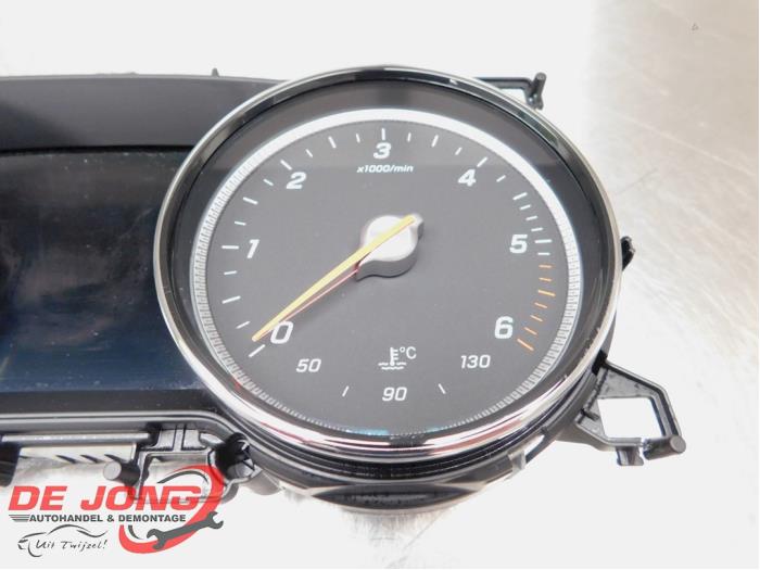 Instrument panel from a Mercedes-Benz E (W213) E-220d 2.0 Turbo 16V 2017