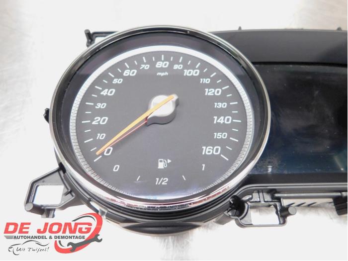 Instrument panel from a Mercedes-Benz E (W213) E-220d 2.0 Turbo 16V 2017