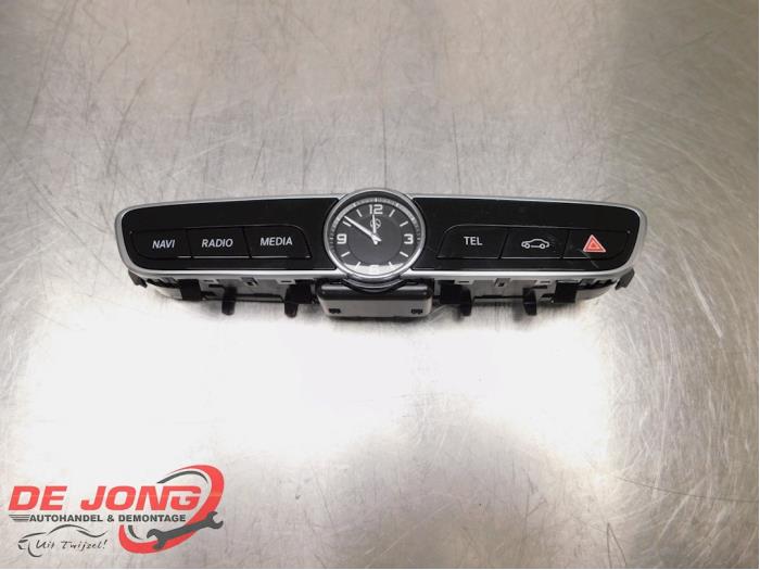 Begagnade Radiokontrollpanel Mercedes E (W213) E-220d 2.0 Turbo 16V Pris € 75,00 Marginaltabell erbjuds av Autodemontagebedrijf de Jong