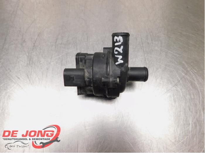 Begagnade Extra vattenpump Mercedes E (W213) E-220d 2.0 Turbo 16V Pris € 14,95 Marginaltabell erbjuds av Autodemontagebedrijf de Jong