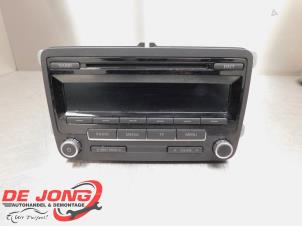 Used Radio CD player Volkswagen Golf VI (5K1) 1.6 TDI 16V Price € 39,90 Margin scheme offered by Autodemontagebedrijf de Jong