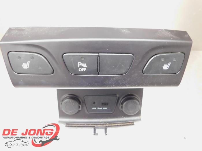 Interruptor de calefactor de asiento de un Hyundai iX35 (LM) 2.0 CRDi 16V 4x4 2012