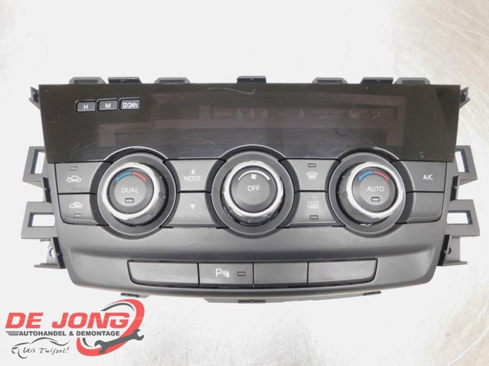 Heater control panel from a Mazda 6 SportBreak (GJ/GH/GL) 2.2 SkyActiv-D 150 16V 2014