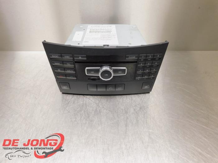 Używane Radio Mercedes E (C207) E-350 CDI BlueEfficiency 3.0 V6 24V Cena € 300,00 Procedura marży oferowane przez Autodemontagebedrijf de Jong