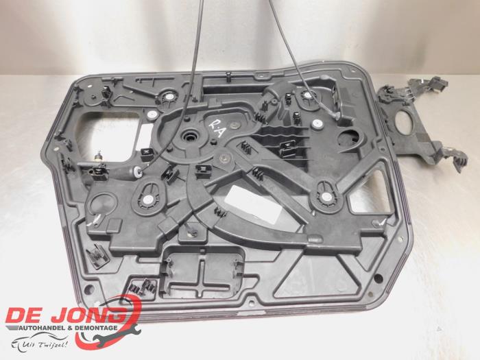 Rear door window mechanism 4-door, right from a Chrysler Voyager/Grand Voyager (RT) 2.8 CRD 16V Grand Voyager 2010
