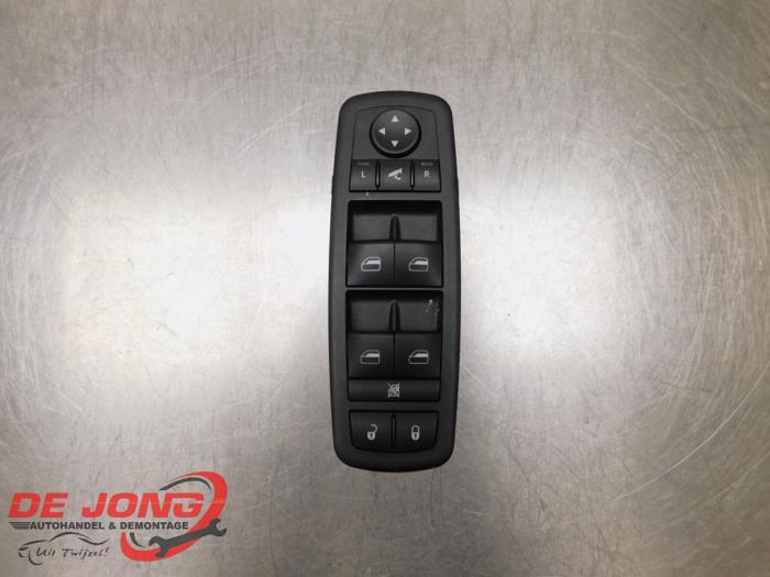 Usados Interruptor combinado de ventanillas Chrysler Voyager/Grand Voyager (RT) 2.8 CRD 16V Grand Voyager Precio € 75,00 Norma de margen ofrecido por Autodemontagebedrijf de Jong
