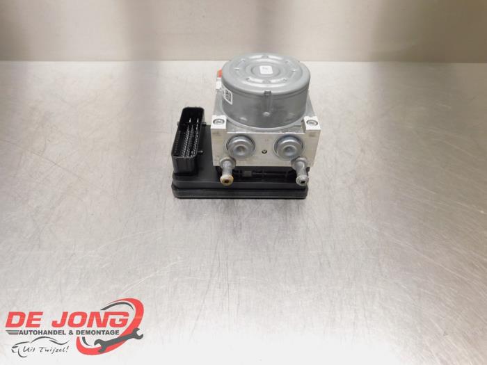 Pompe ABS d'un Ford Focus 4 Wagon 1.0 Ti-VCT EcoBoost 12V 100 2020
