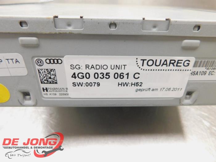 Radio from a Volkswagen Touareg (7PA/PH) 3.0 TDI V6 24V BlueMotion Technology 2012
